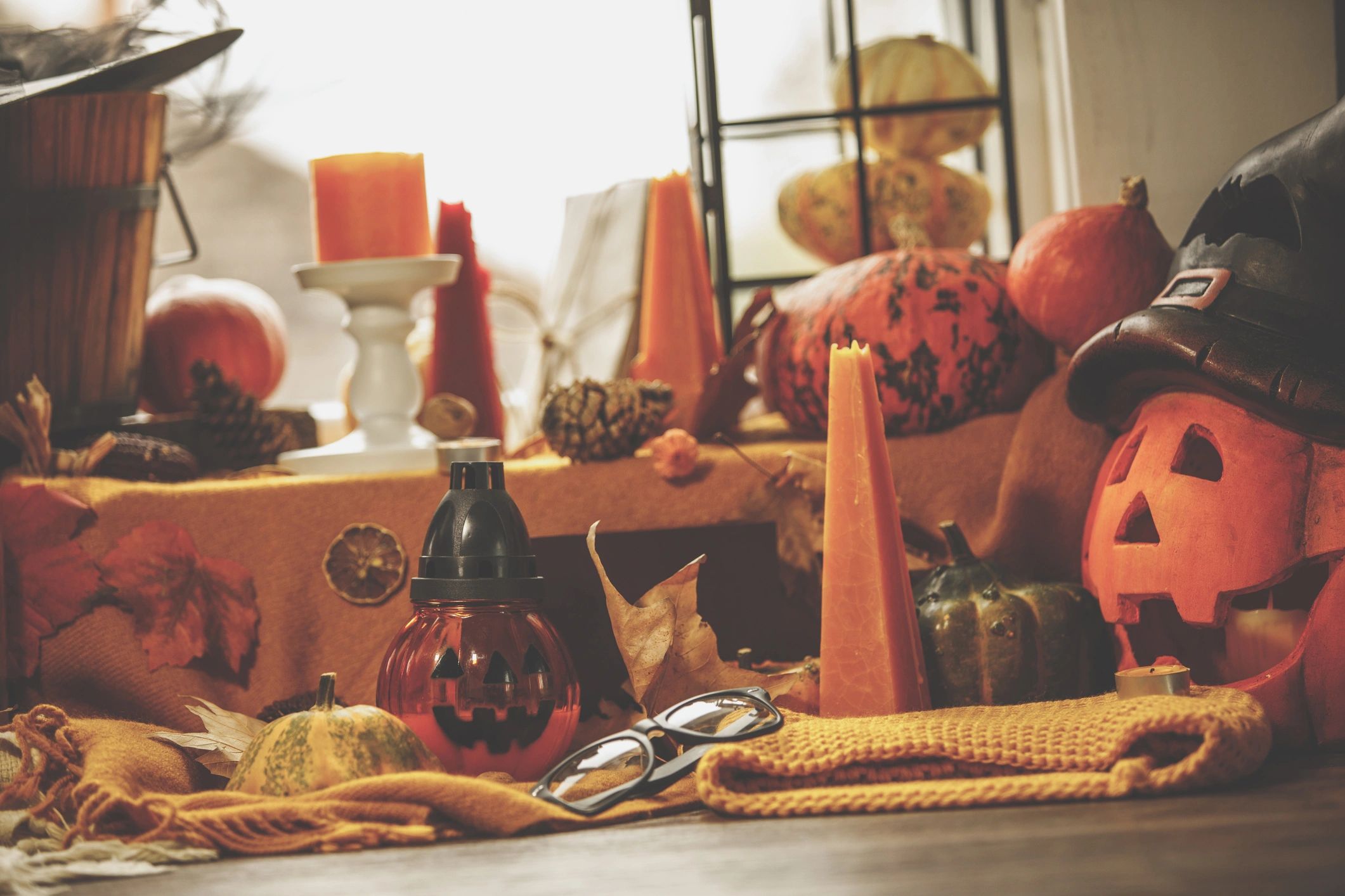 Decorative candle holder arrangement